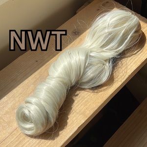 NWT 20” platinum white Ariana long clip drawstring ponytail beach wavy coil 60#